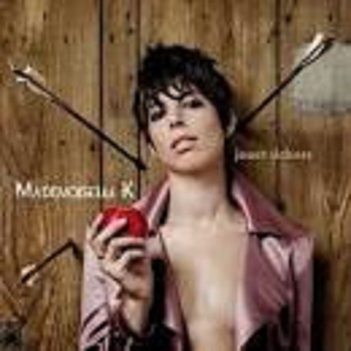 Mademoiselle K - Jouer dehors
